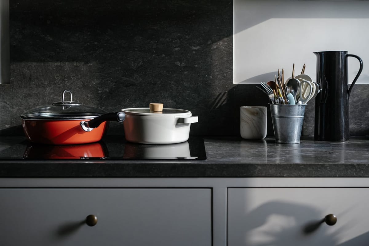 Cuisine — Full covering — Effet marbre noir et taupe · Dijon