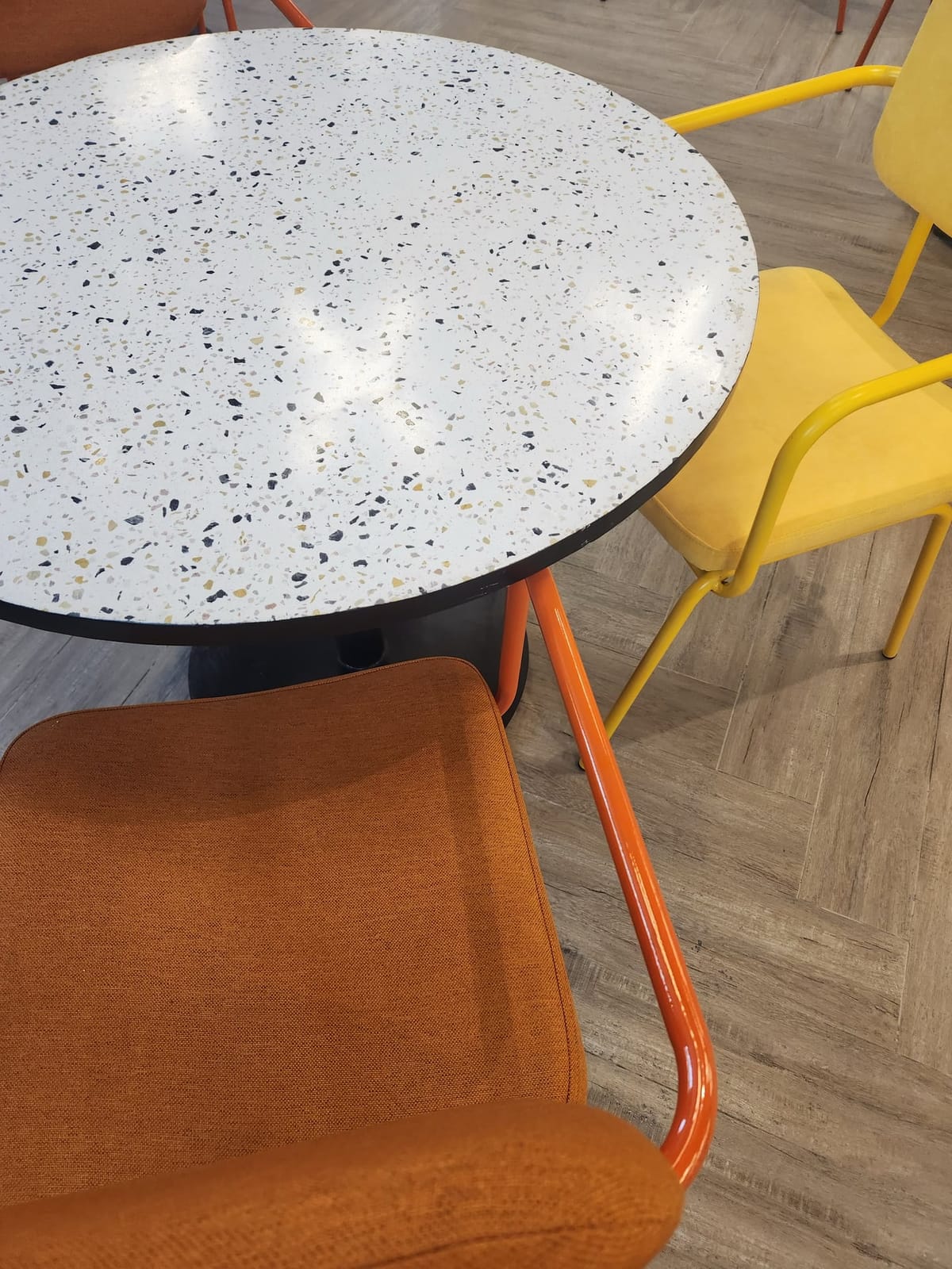 Table à manger — Effet terrazzo · Dijon